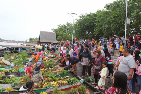 Pasar terapung di sungai Martapura di Taman Siring Banjarmasin