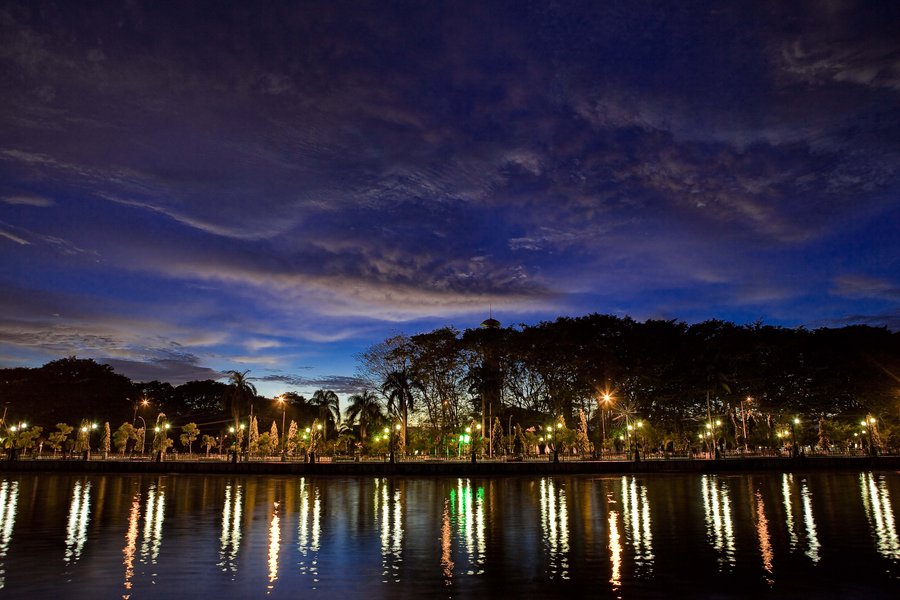 Taman Siring Banjarmasin saat Malam Hari oleh Delambert
