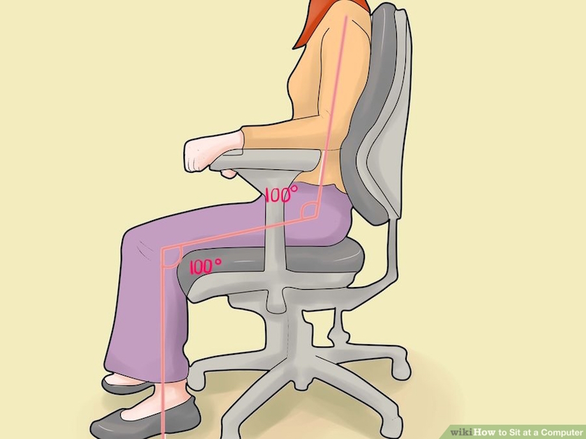 duduk tegak di depan komputer